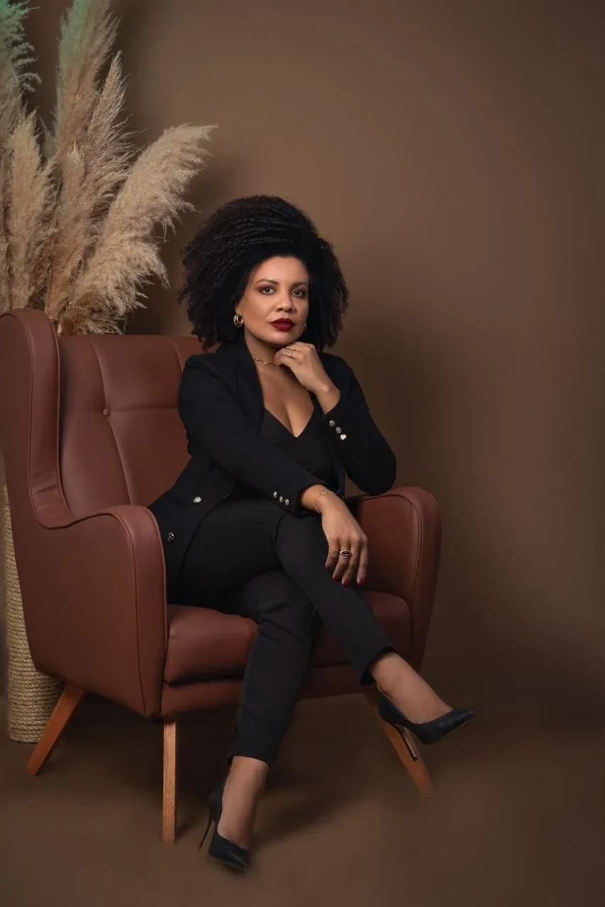 Luciana Santos sentada em uma poltrona, em retrato profissional.